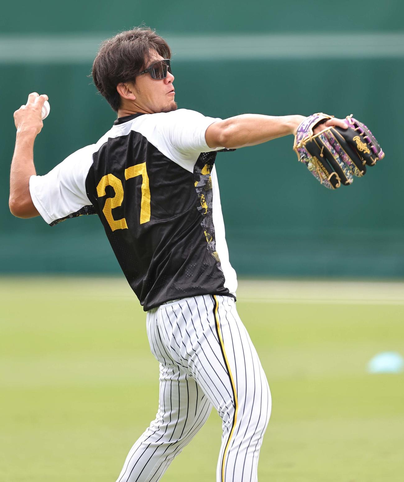キャッチボールで調整する伊藤将（撮影・上田博志）