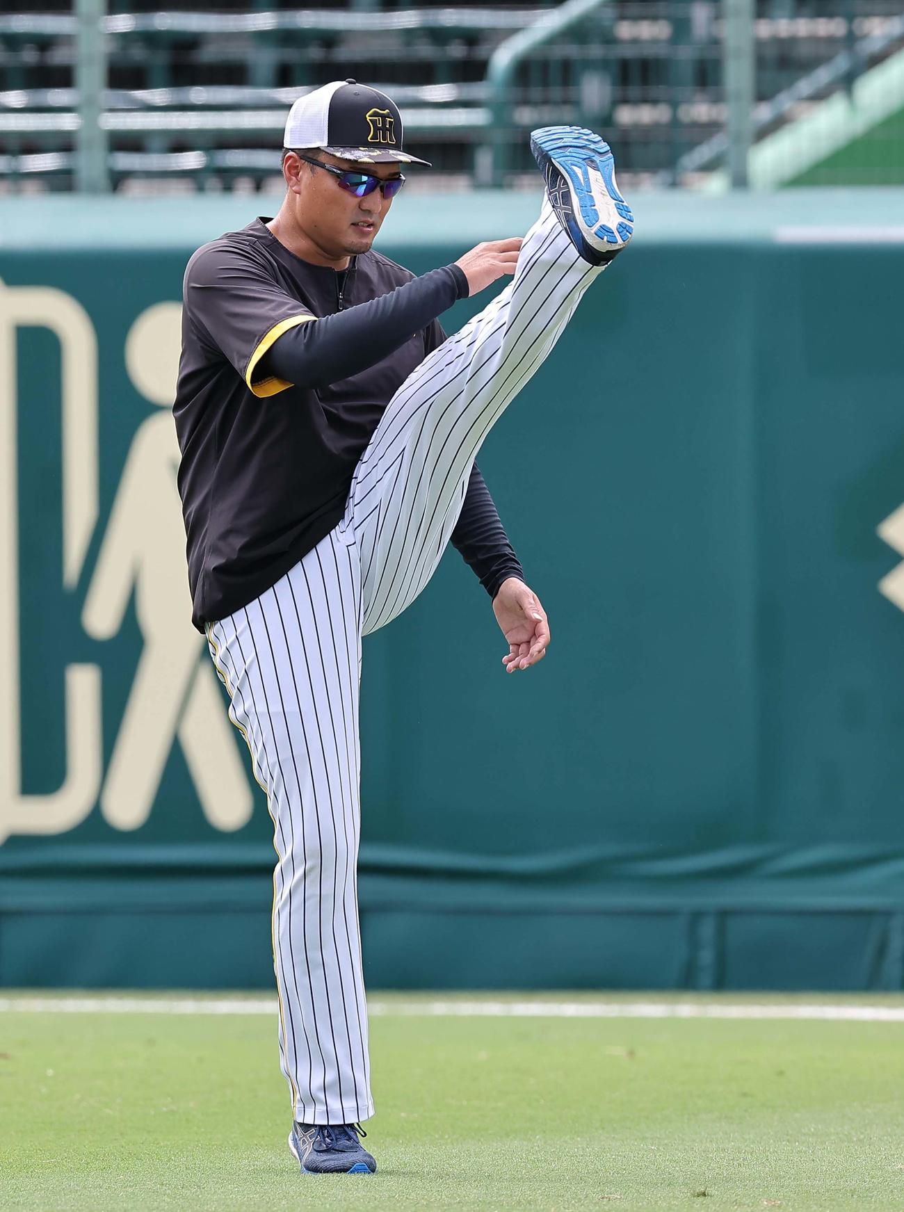 甲子園球場でウオーミングアップをする秋山（撮影・上田博志）