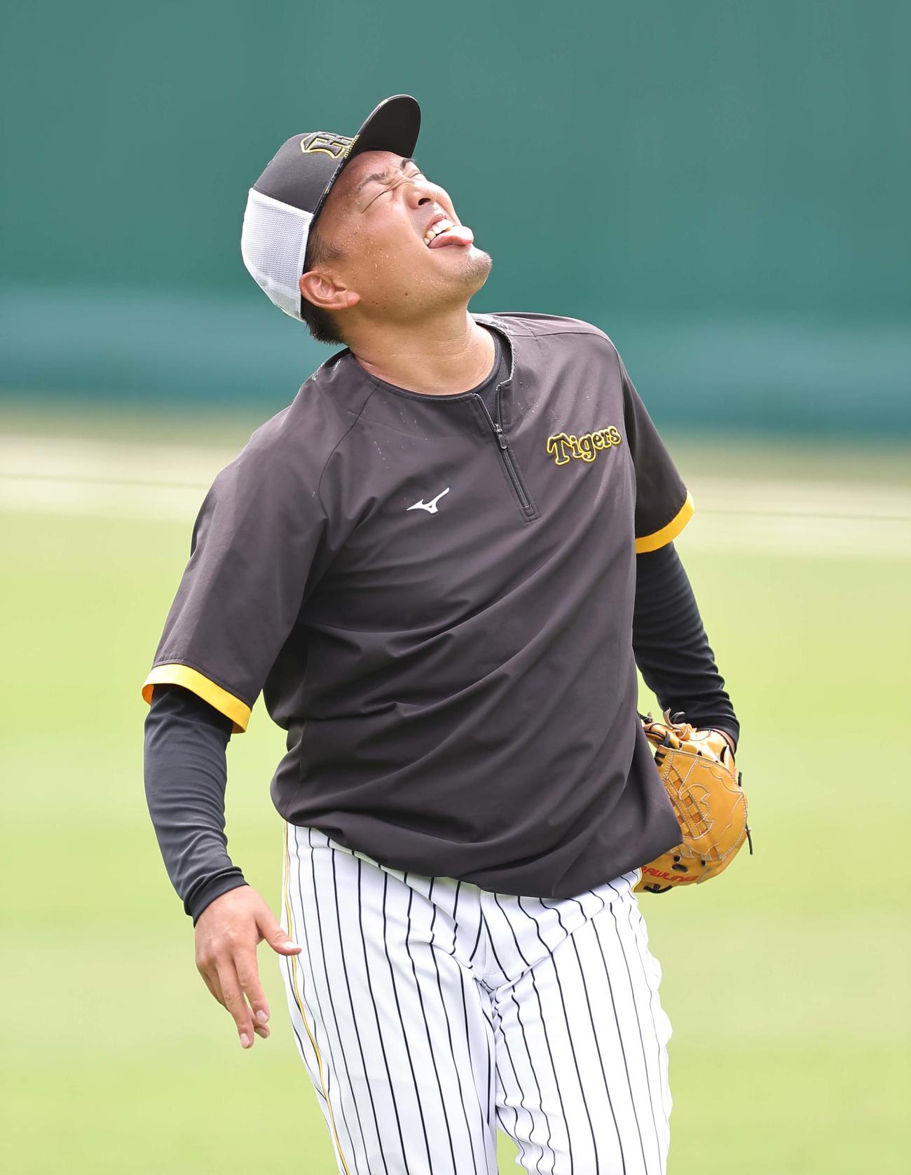 キャッチボールで調整する秋山は思い通りの球がいかず悔しそうな表情を見せる（撮影・上田博志）