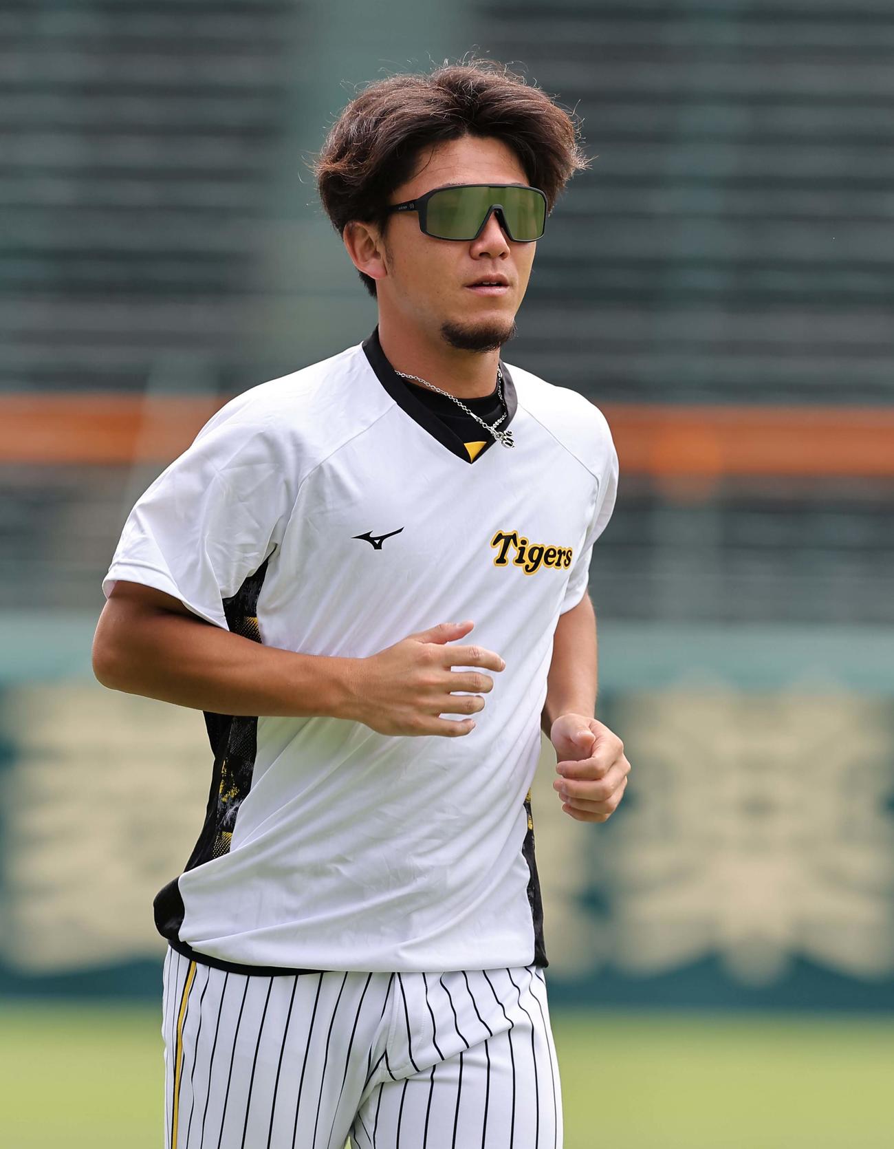 ランニングをして汗を流す伊藤将（撮影・上田博志）