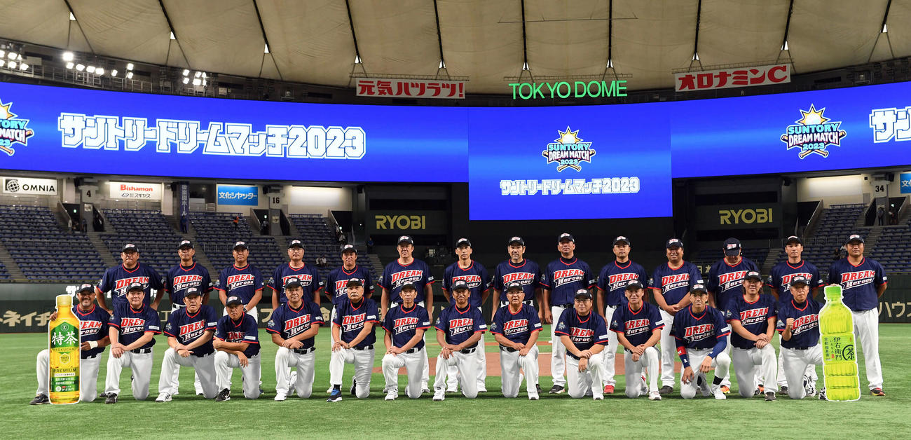 記念撮影に納まるドリーム・ヒーローズの選手たち（撮影・たえ見朱実）