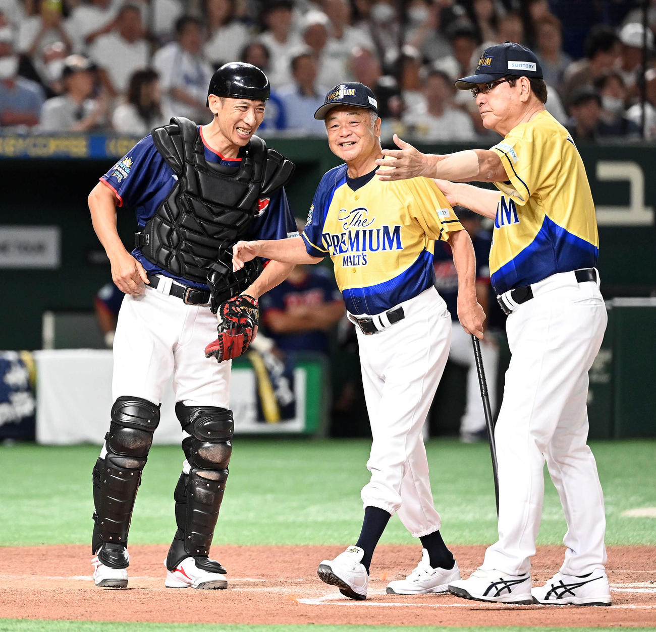ザ・プレミアム・モルツ球団対ドリーム・ヒーローズ　8回裏、代打で登場したザ・プレミアム・モルツ球団の川藤氏だが、代打を送られベンチに下がる。左から矢野氏、1人おいて山本監督（撮影・たえ見朱実）