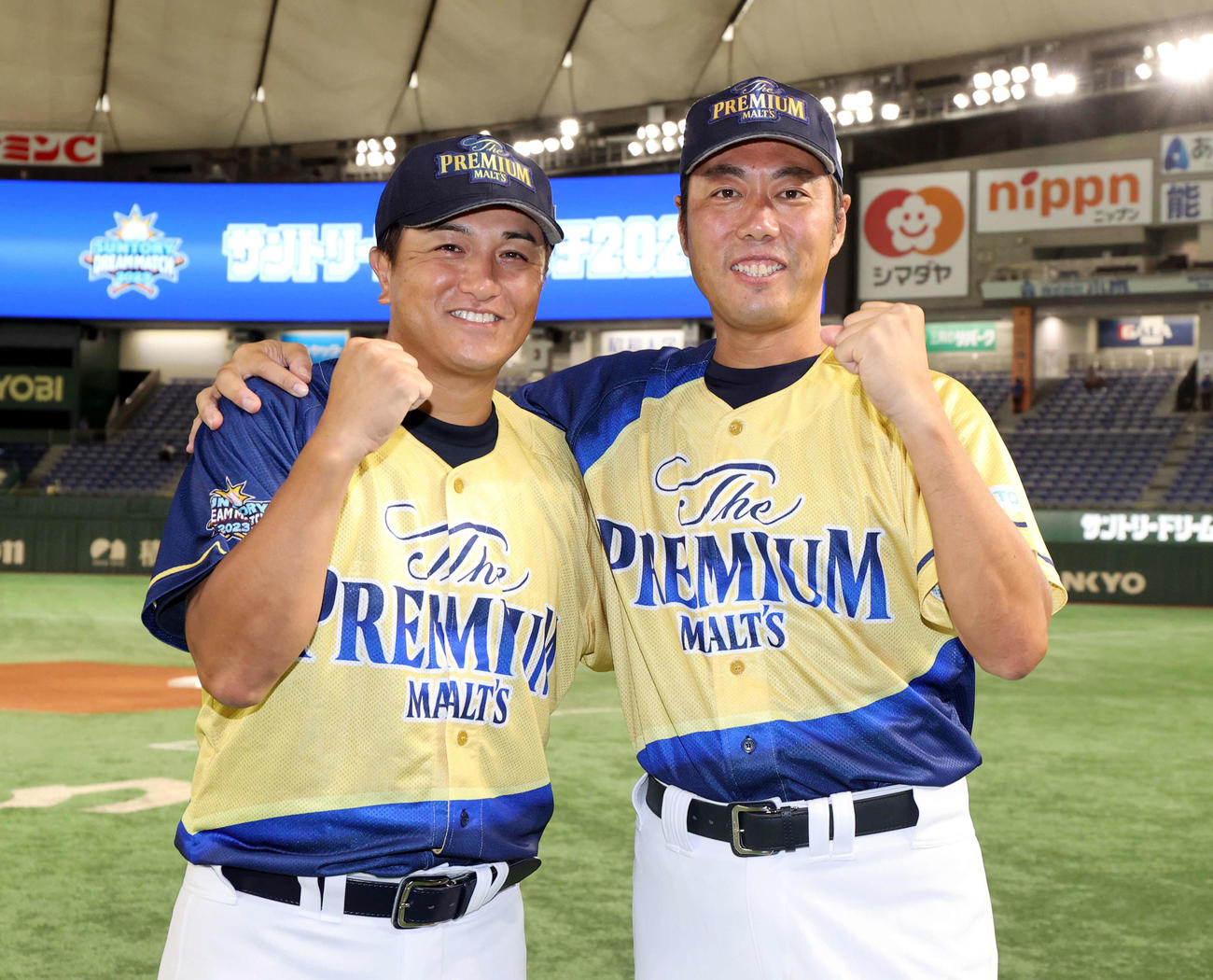 サントリードリームマッチ2023　試合前、記念撮影する高橋由伸氏（左）と上原浩治氏（撮影・浅見桂子）