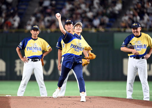 サントリードリームマッチ2023の始球式を務めた宮里藍さん（撮影・たえ見朱実）