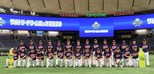 記念撮影に納まるドリーム・ヒーローズの選手たち（撮影・たえ見朱実）
