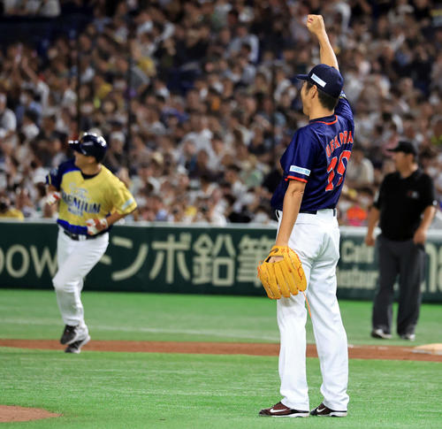 ザ・プレミアム・モルツ球団対ドリーム・ヒーローズ球団　8回裏ザ・プレミアム・モルツ球団の攻撃で、高橋由伸を右飛に仕留めガッツポーズする上原浩治（撮影・浅見桂子）