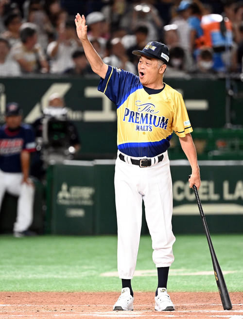 ザ・プレミアム・モルツ球団対ドリーム・ヒーローズ　8回裏、代打で登場したザ・プレミアム・モルツ球団の川藤氏（撮影・たえ見朱実）