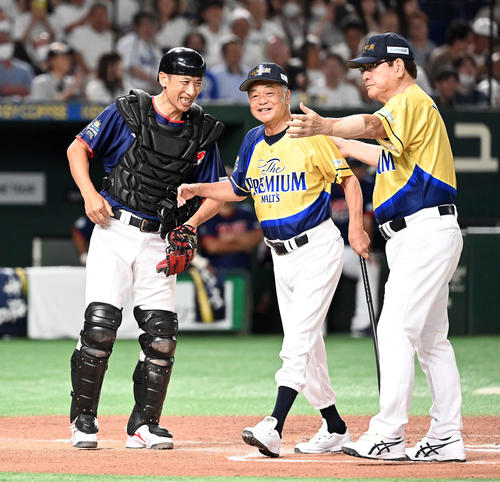 ザ・プレミアム・モルツ球団対ドリーム・ヒーローズ　8回裏、代打で登場したザ・プレミアム・モルツ球団の川藤氏だが、代打を送られベンチに下がる。左から矢野氏、1人おいて山本監督（撮影・たえ見朱実）