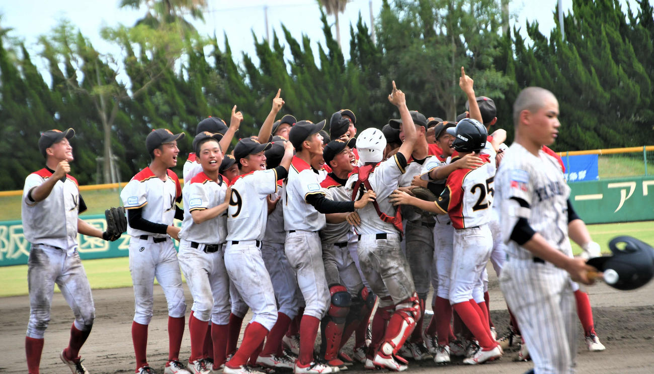 初優勝の瞬間、マウンドに集まるJKBヤングのメンバー（撮影・久我悟）