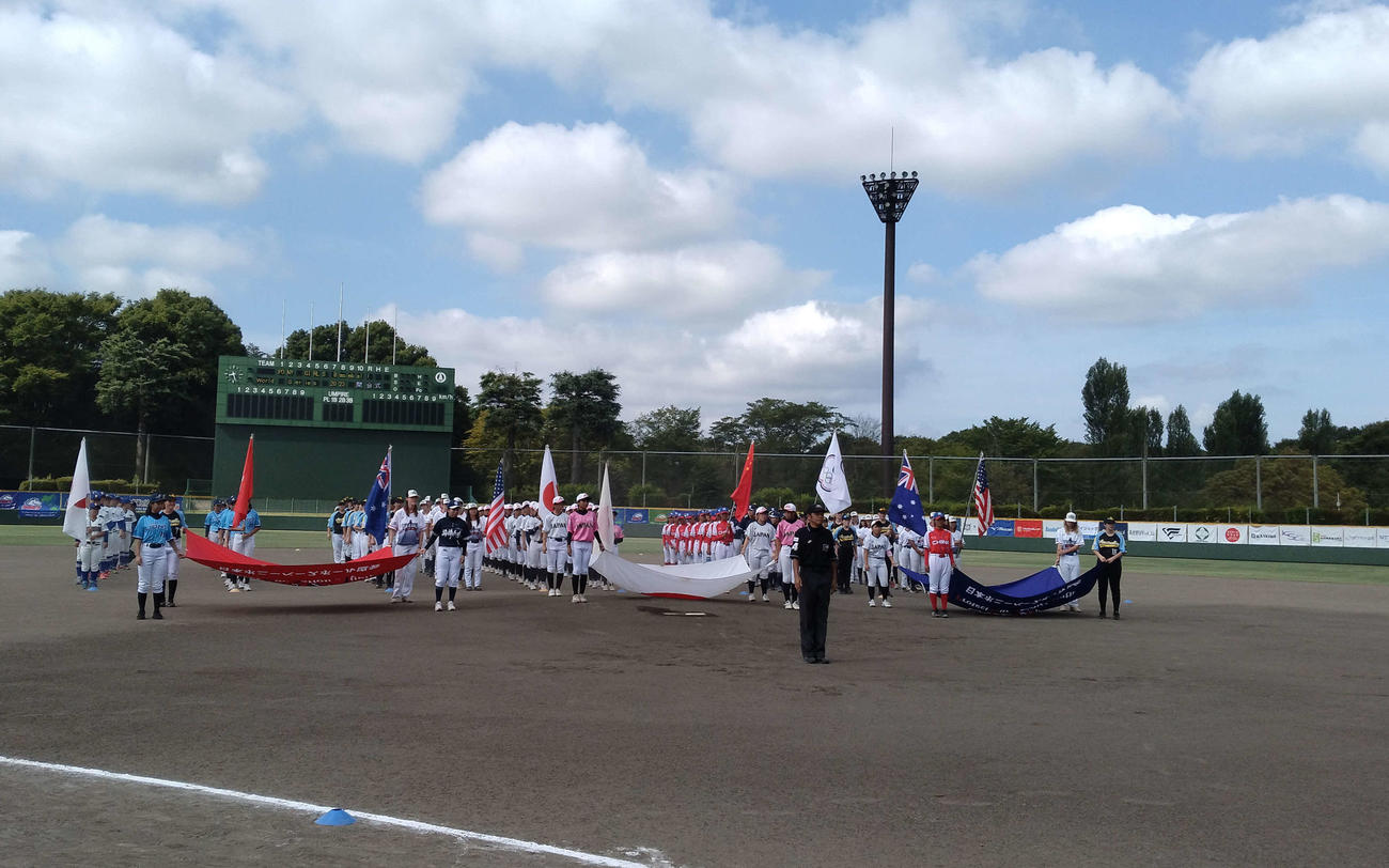 開会式では6カ国10チームが行進