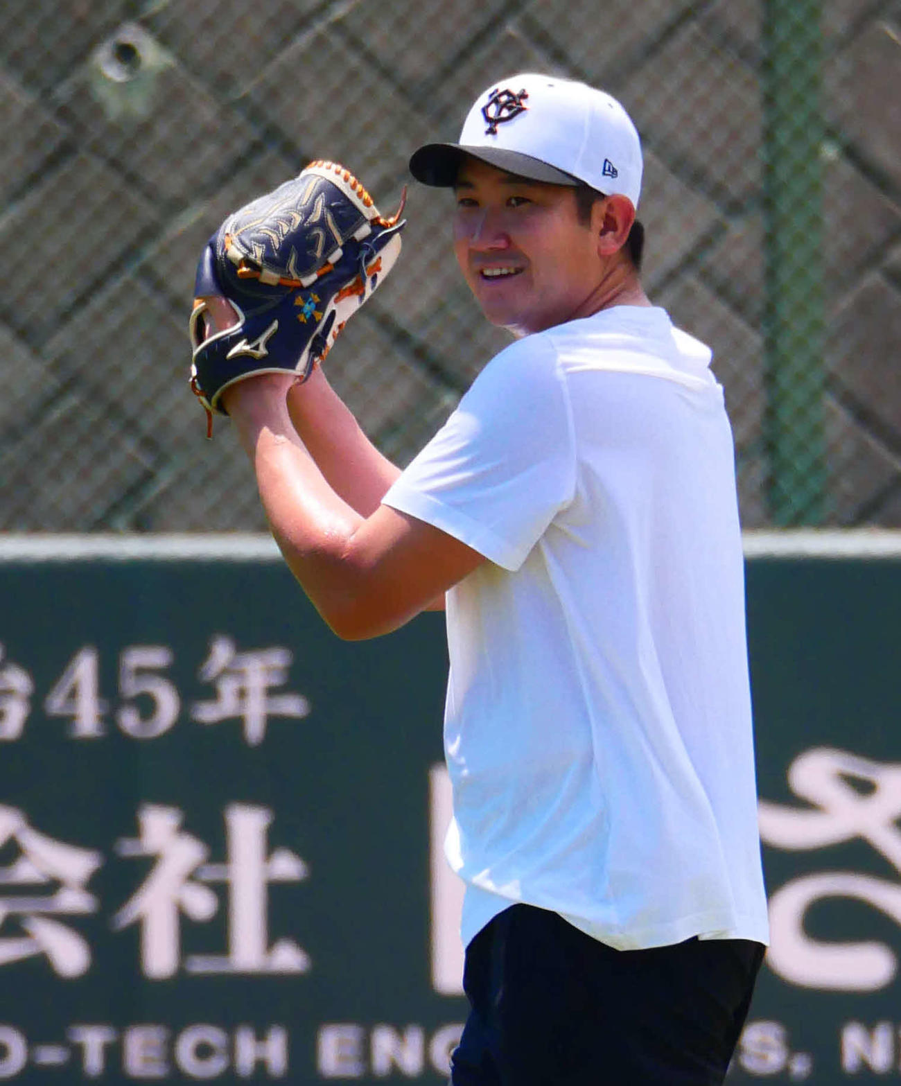 キャッチボールをする巨人菅野（撮影・上田悠太）