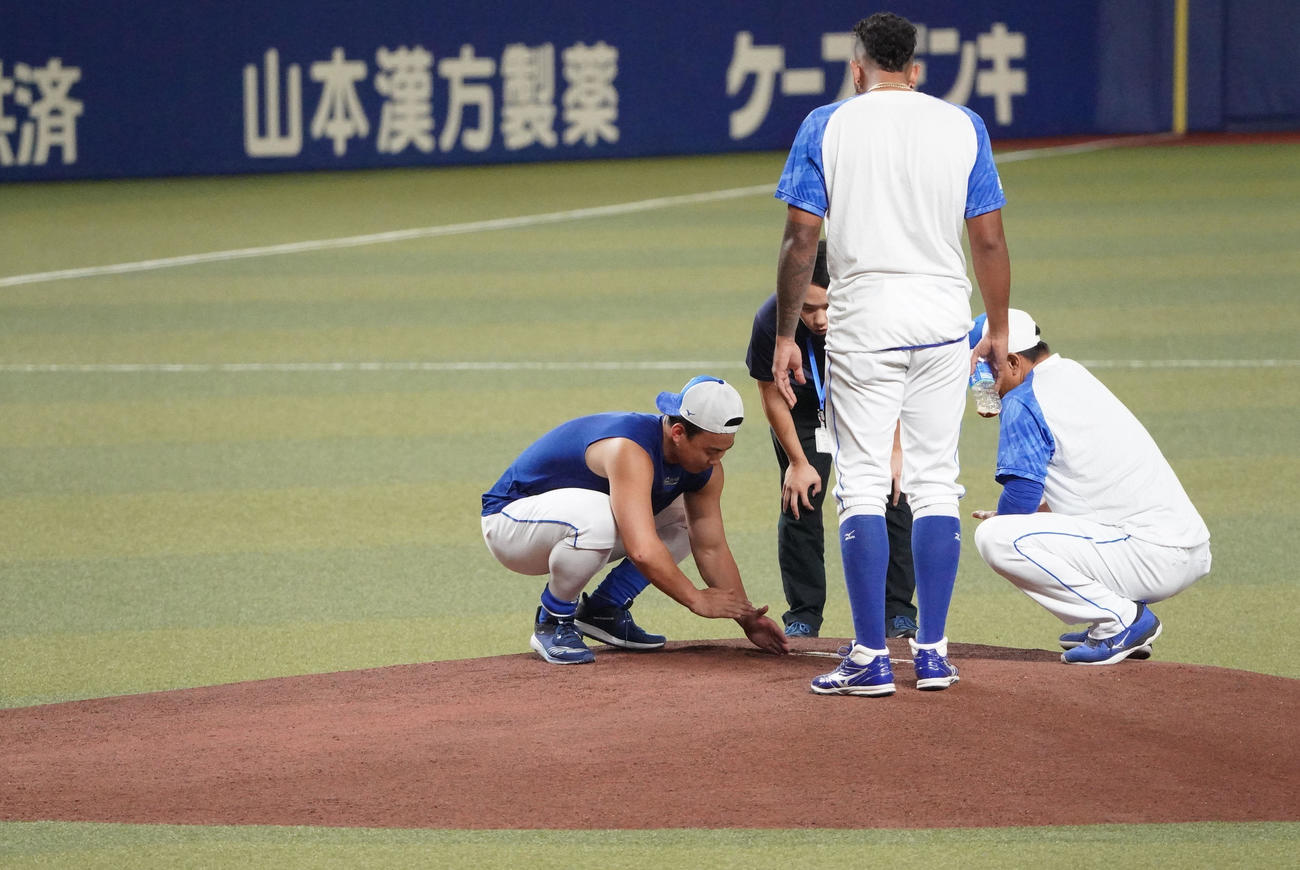 球場スタッフとマウンドを見つめ話をする小笠原（左）右は大塚投手コーチ（撮影・森本幸一）