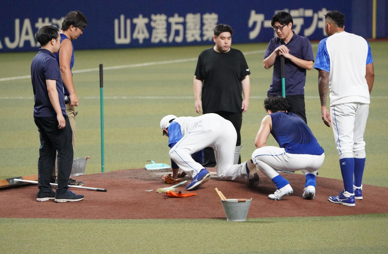 マウンドの状態を確かめる（手前・右から）メヒア、小笠原、大塚投手コーチ（撮影・森本幸一）
