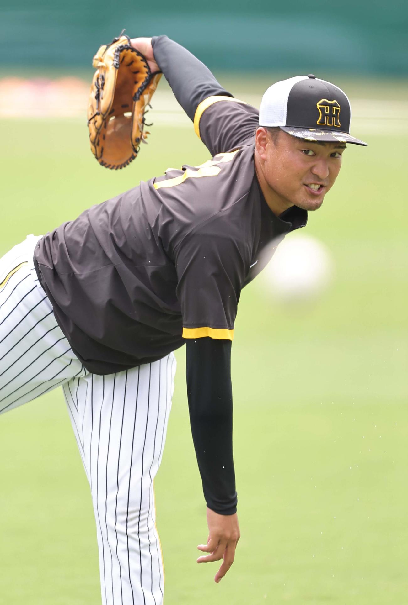 キャッチボールで調整する阪神秋山（撮影・上田博志）