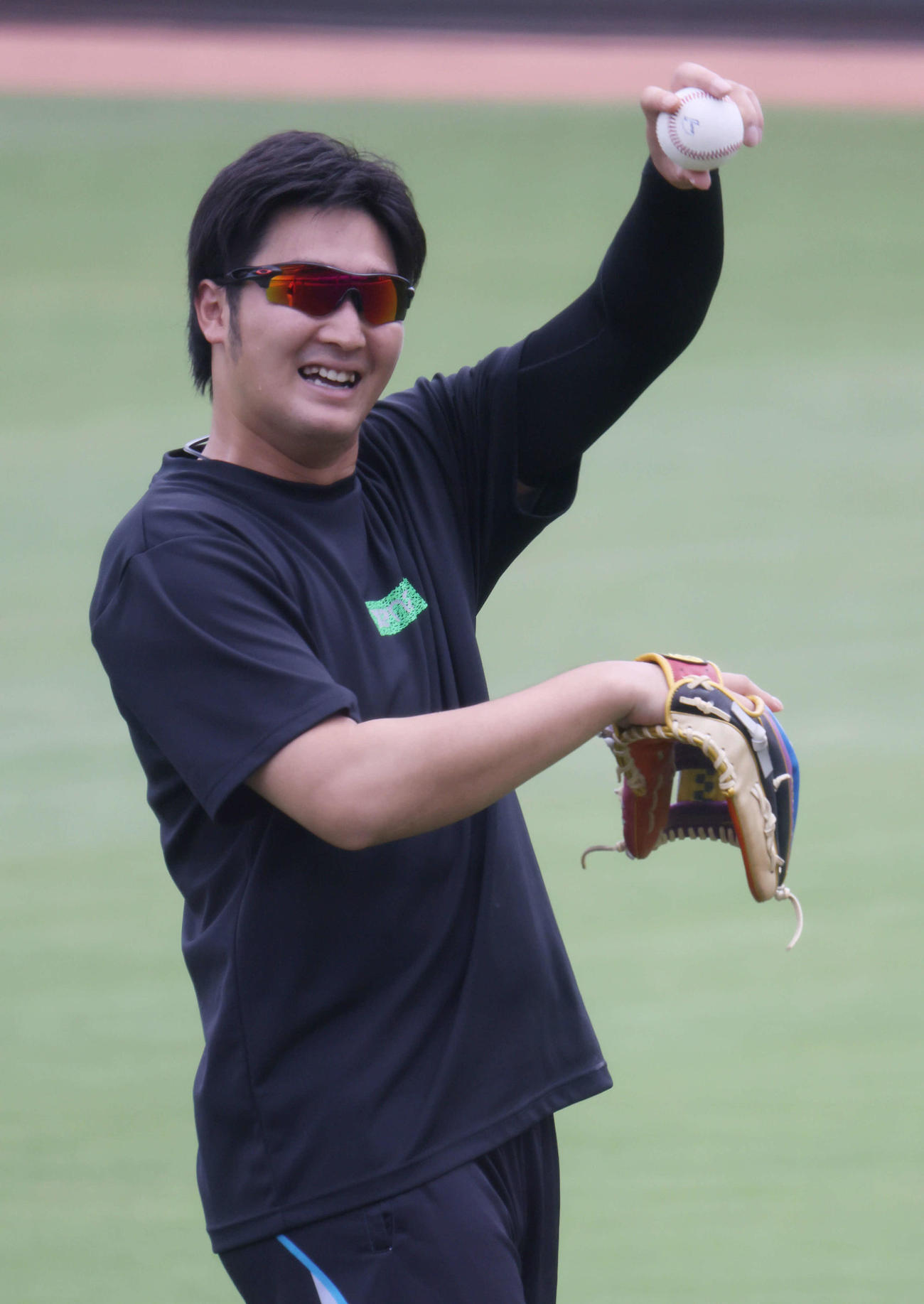 キャッチボールをする広島床田（撮影・加藤孝規）