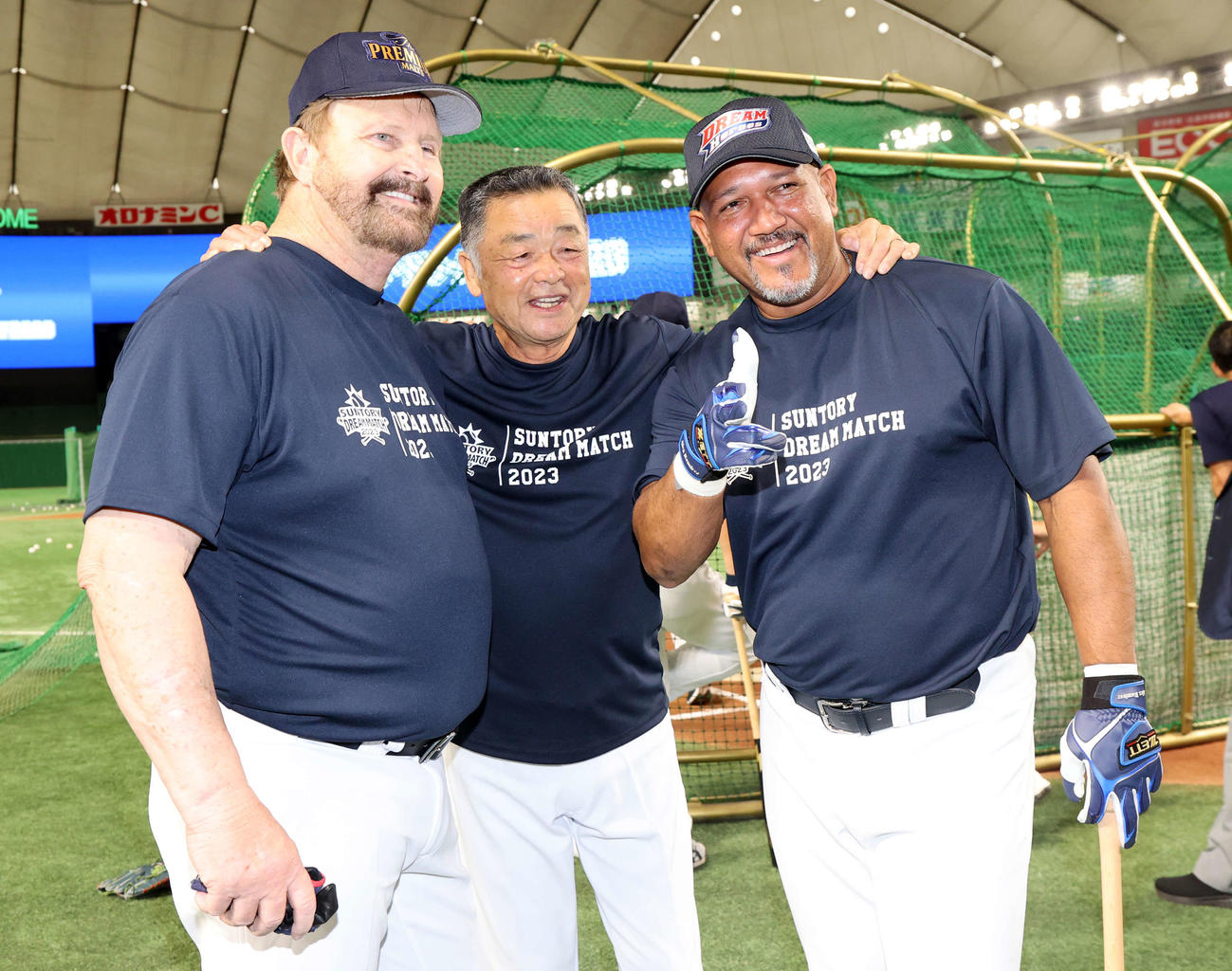 サントリードリームマッチ2023　試合前、記念撮影する、左からランディ・バース氏、川藤幸三氏、アレックス・ラミレス氏（撮影・浅見桂子）