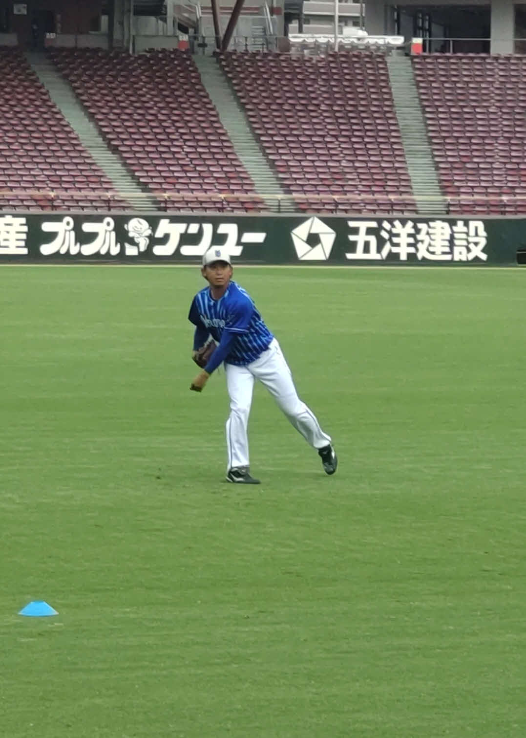 投手練習でキャッチボールを行うDeNA今永