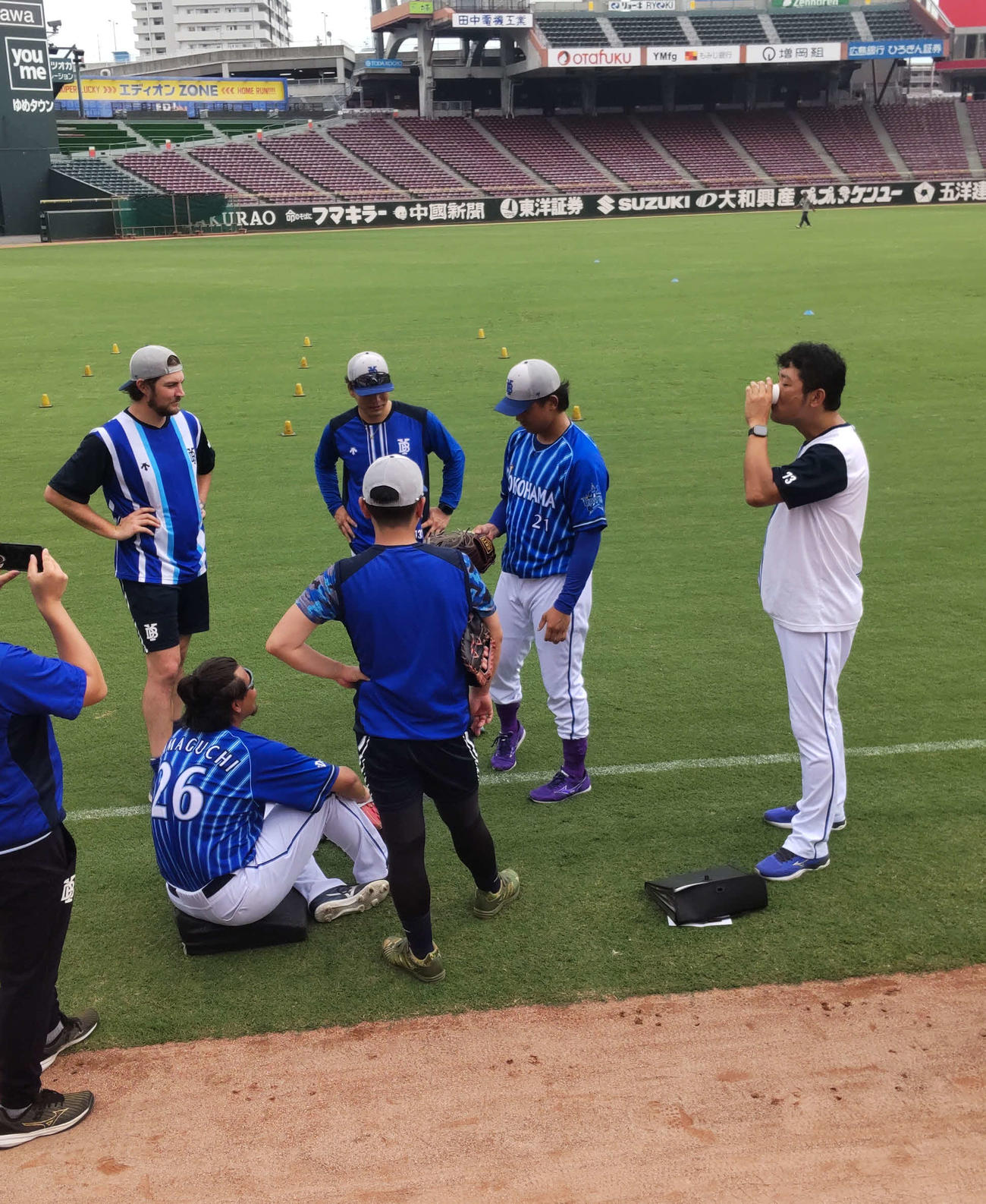 DeNA今永昇太投手（右から2人目）はバウアー（左端）のグラブ持って、ネーミング刺しゅうを確認する