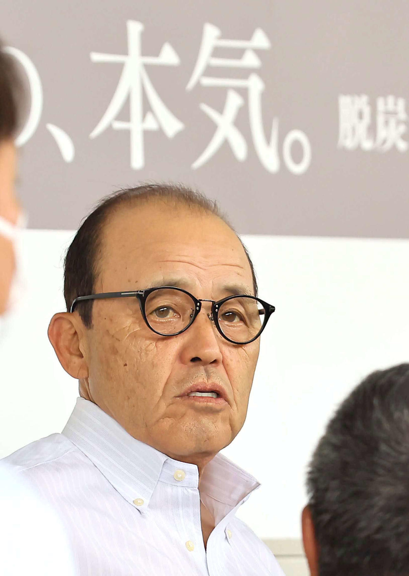 新幹線で名古屋に移動する阪神岡田監督は記者の取材に応じる（撮影・上田博志）