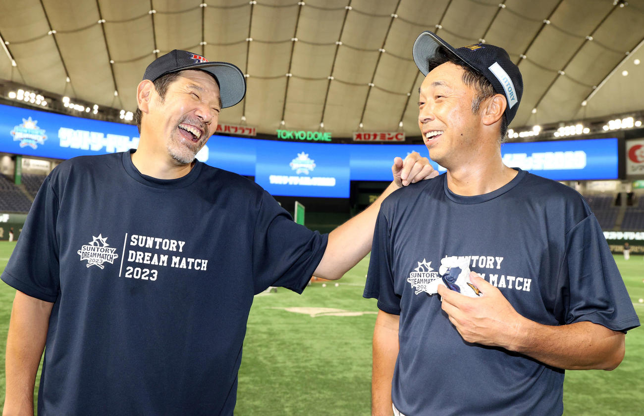 サントリードリームマッチ2023　試合前、談笑する下柳剛氏と宮本慎也氏（撮影・浅見桂子）