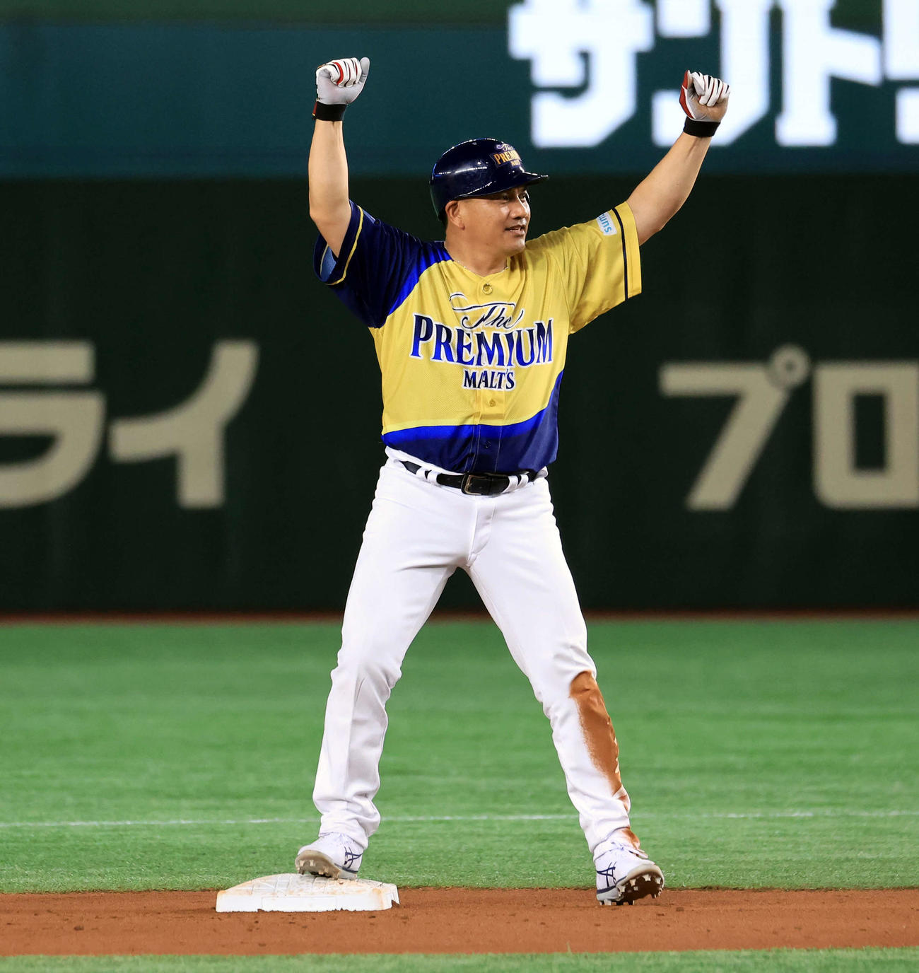 ザ・プレミアム・モルツ球団対ドリーム・ヒーローズ球団　2回裏ザ・プレミアム・モルツ球団無死、井口資仁氏は振り逃げで二塁に進塁しガッツポーズ（撮影・浅見桂子）