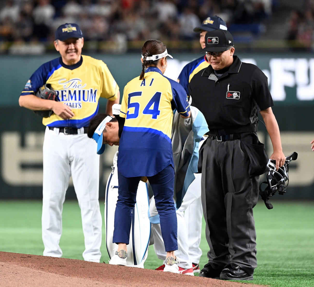 サントリードリームマッチ2023の始球式を務めた宮里藍さんの背番号は「54」（撮影・たえ見朱実）