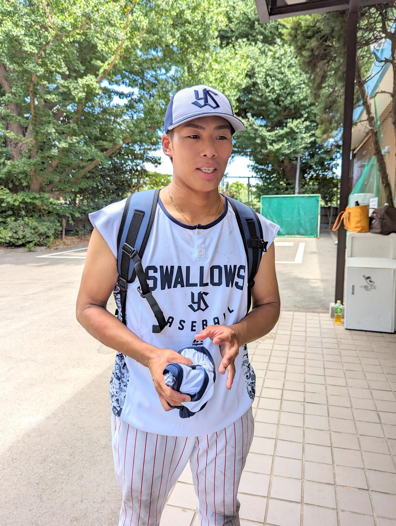神宮外苑で練習後、取材に応じるヤクルト山野太一投手（撮影・三須一紀）