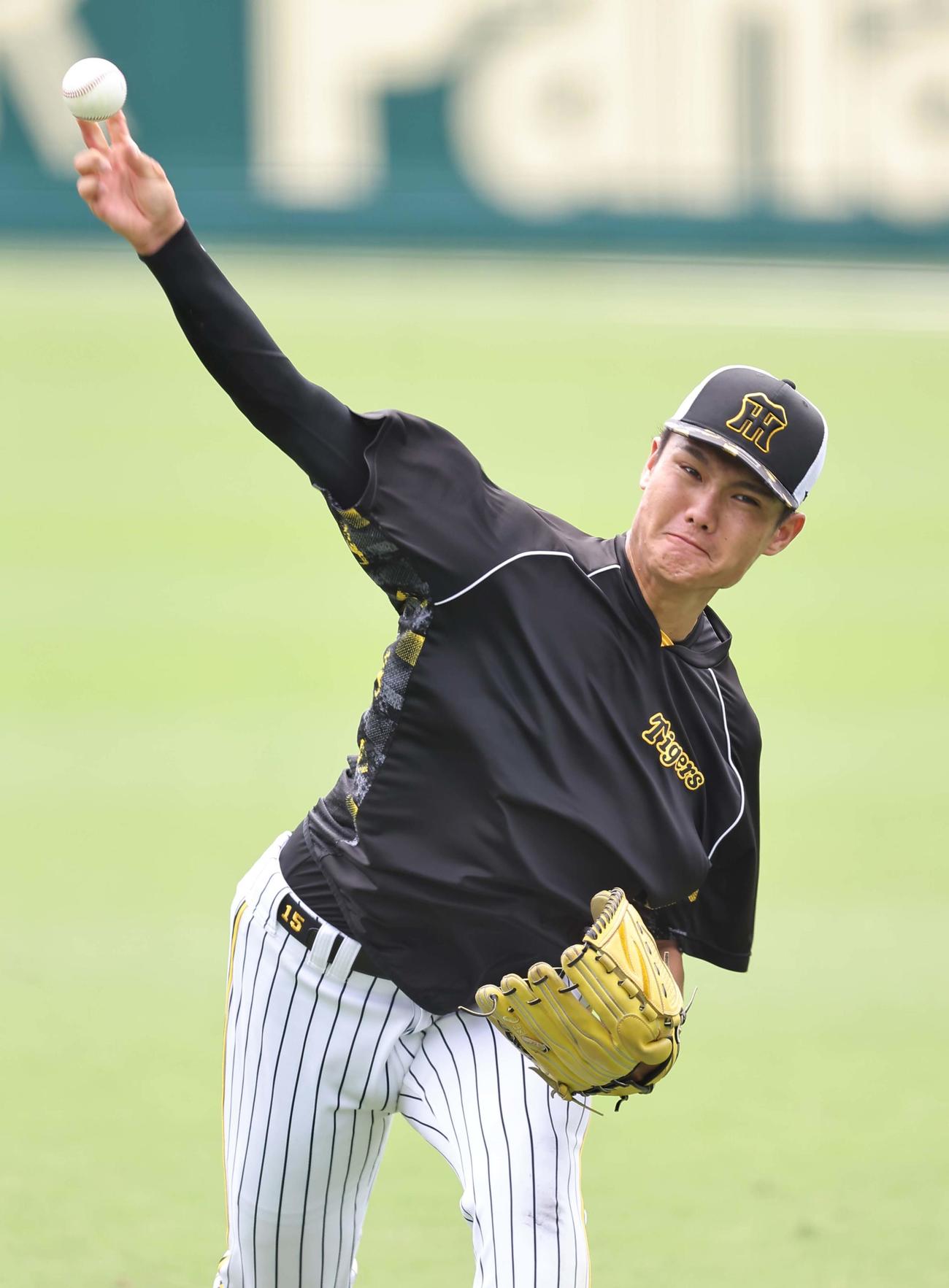 キャッチボールで調整する西純（撮影・上田博志）