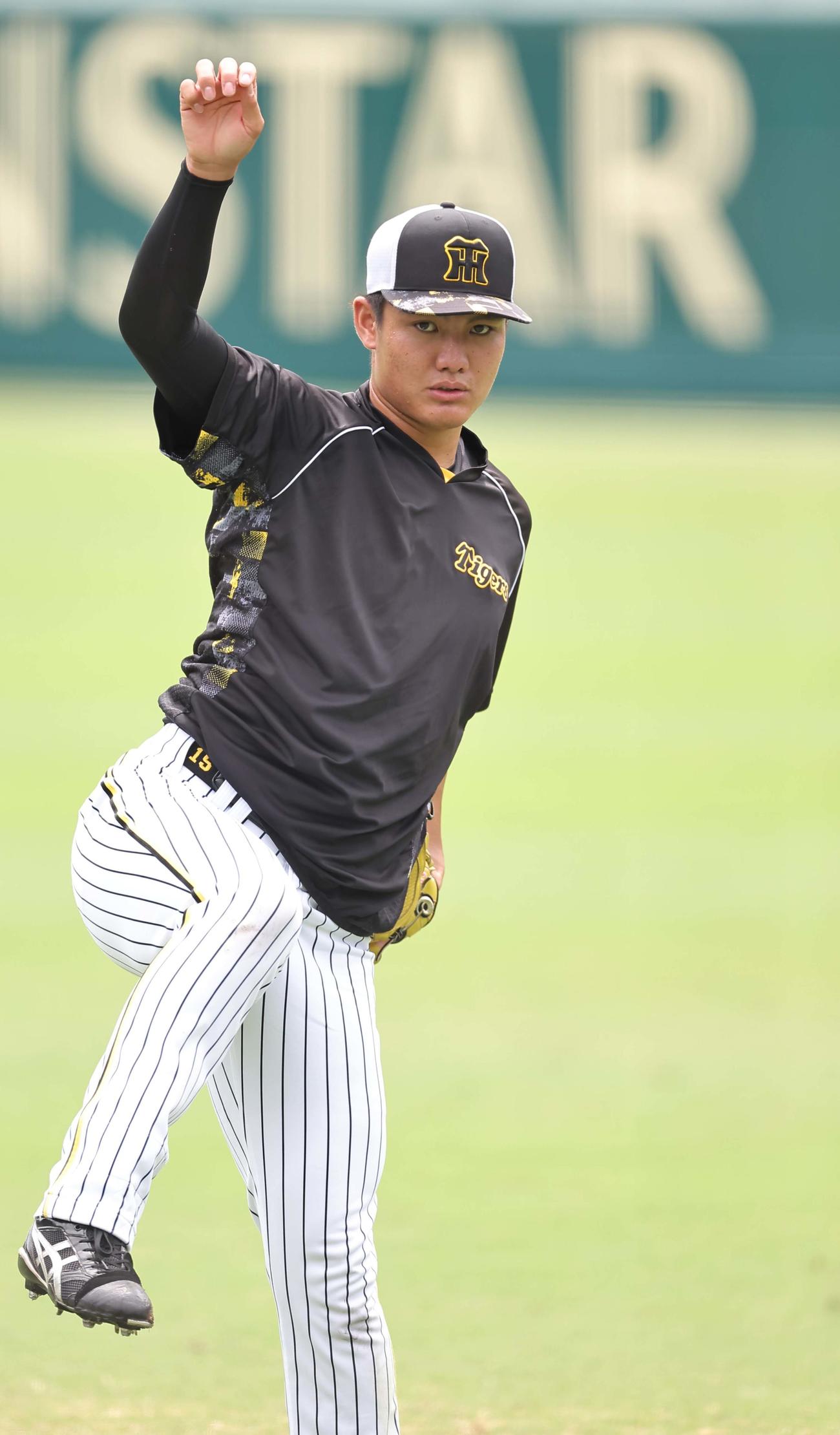 キャッチボールをして調整する西純（撮影・上田博志）