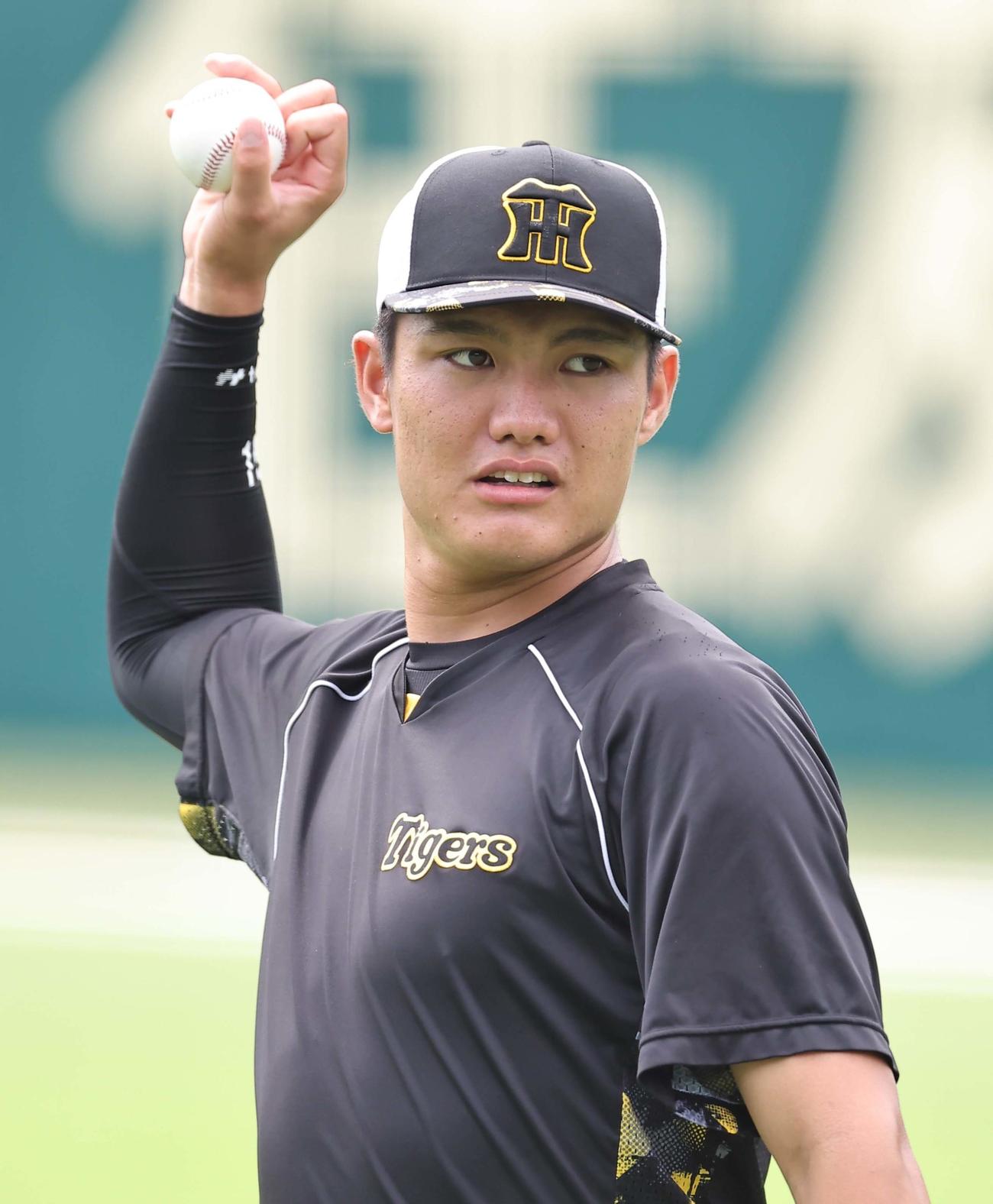 キャッチボールで変化球を投げる西純（撮影・上田博志）