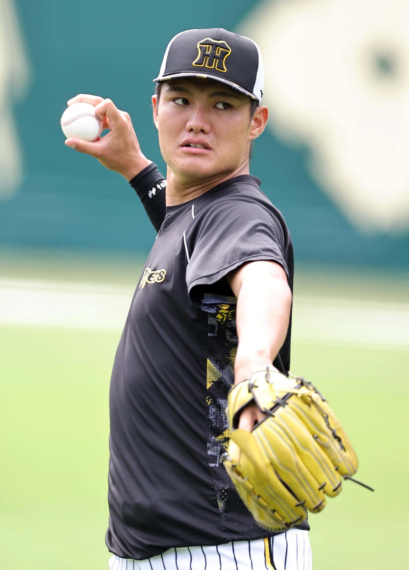 キャッチボールで変化球を投げる西純（撮影・上田博志）