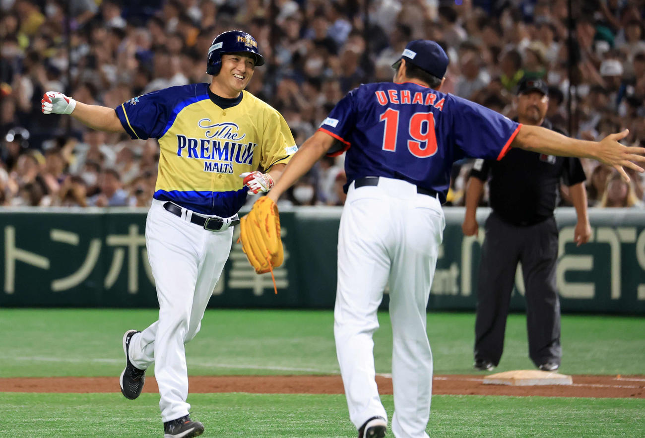 ザ・プレミアム・モルツ球団対ドリーム・ヒーローズ球団　8回裏ザ・プレミアム・モルツ球団の攻撃で、高橋由伸は上原浩治に右飛に仕留められるも笑顔でハイタッチ（撮影・浅見桂子）