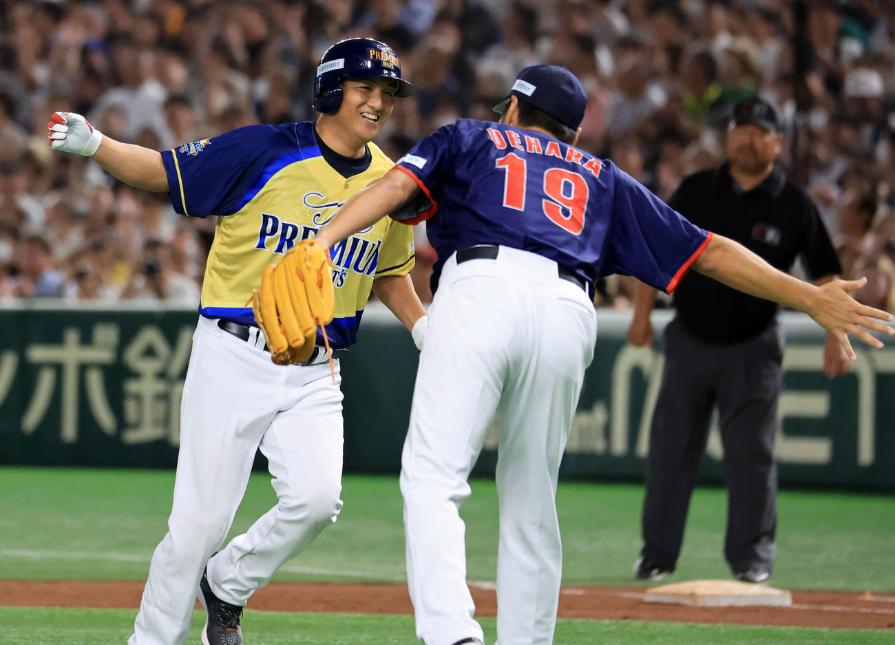 ザ・プレミアム・モルツ球団対ドリーム・ヒーローズ球団　8回裏ザ・プレミアム・モルツ球団の攻撃で、高橋由伸は上原浩治に右飛に仕留められるも笑顔でハイタッチ（撮影・浅見桂子）