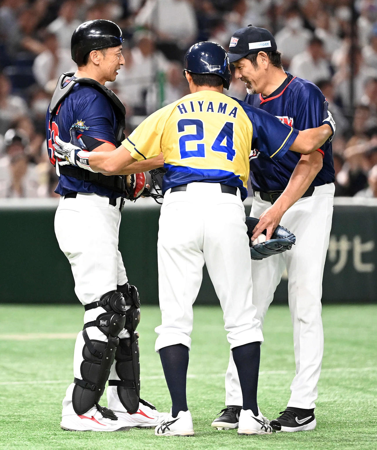 ザ・プレミアム・モルツ球団対ドリーム・ヒーローズ　8回裏、もめるドリーム・ヒーローズの下柳氏と矢野氏をなだめる桧山氏（撮影・たえ見朱実）