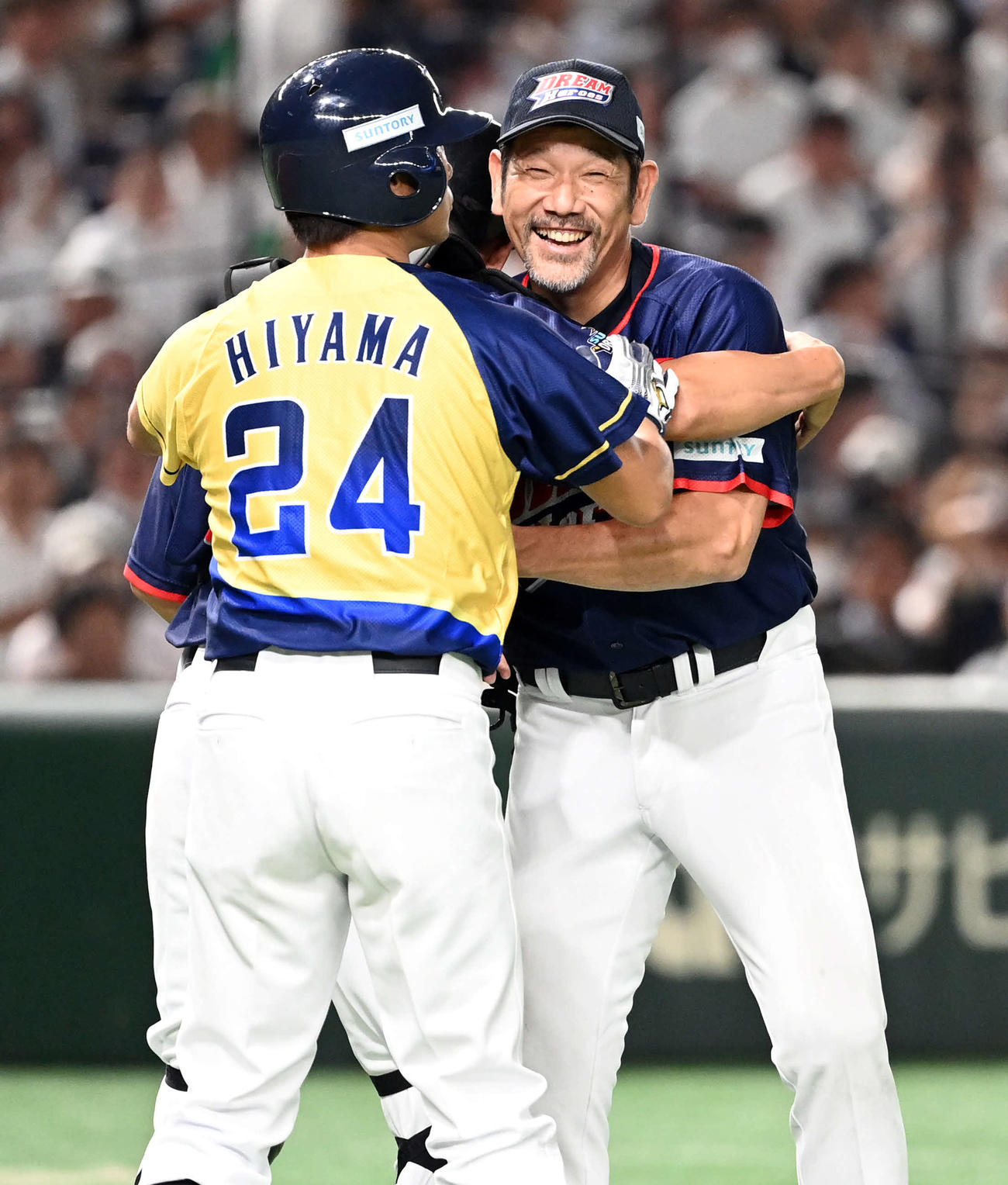 ザ・プレミアム・モルツ球団対ドリーム・ヒーローズ　8回裏、もめたドリーム・ヒーローズの下柳氏と矢野氏だが、笑顔で仲直り（撮影・たえ見朱実）