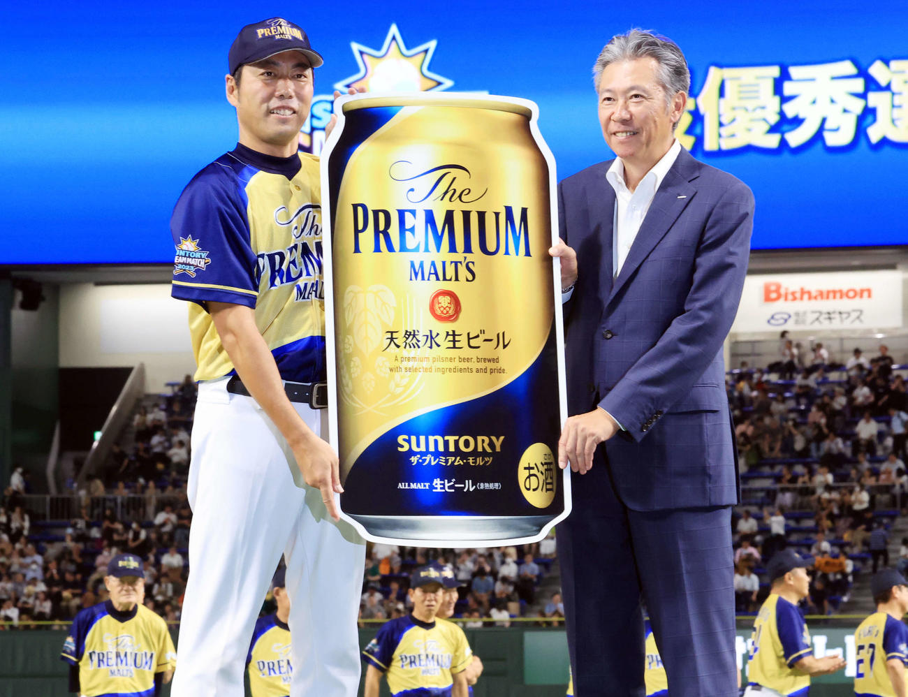 ザ・プレミアム・モルツ球団対ドリーム・ヒーローズ球団　MVPに選ばれた上原（左）はプレミアム・モルツのボードを手に記念撮影（撮影・浅見桂子）