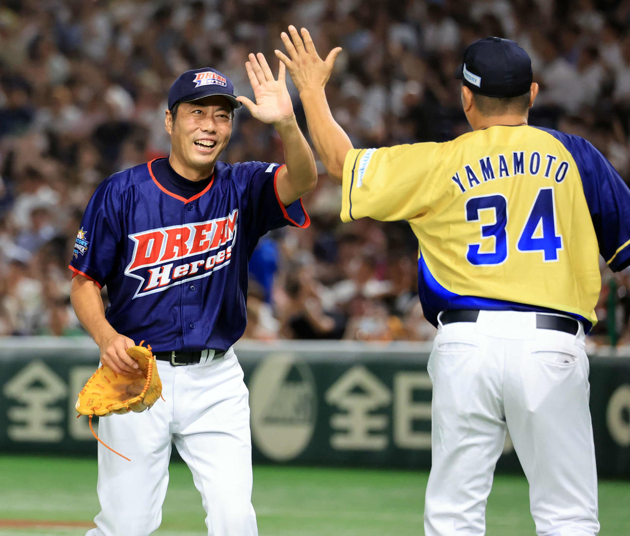 ザ・プレミアム・モルツ球団対ドリーム・ヒーローズ球団　8回裏ザ・プレミアム・モルツ球団の攻撃で、高橋由伸を右飛に仕留めた上原浩治は笑顔でハイタッチ（撮影・浅見桂子）