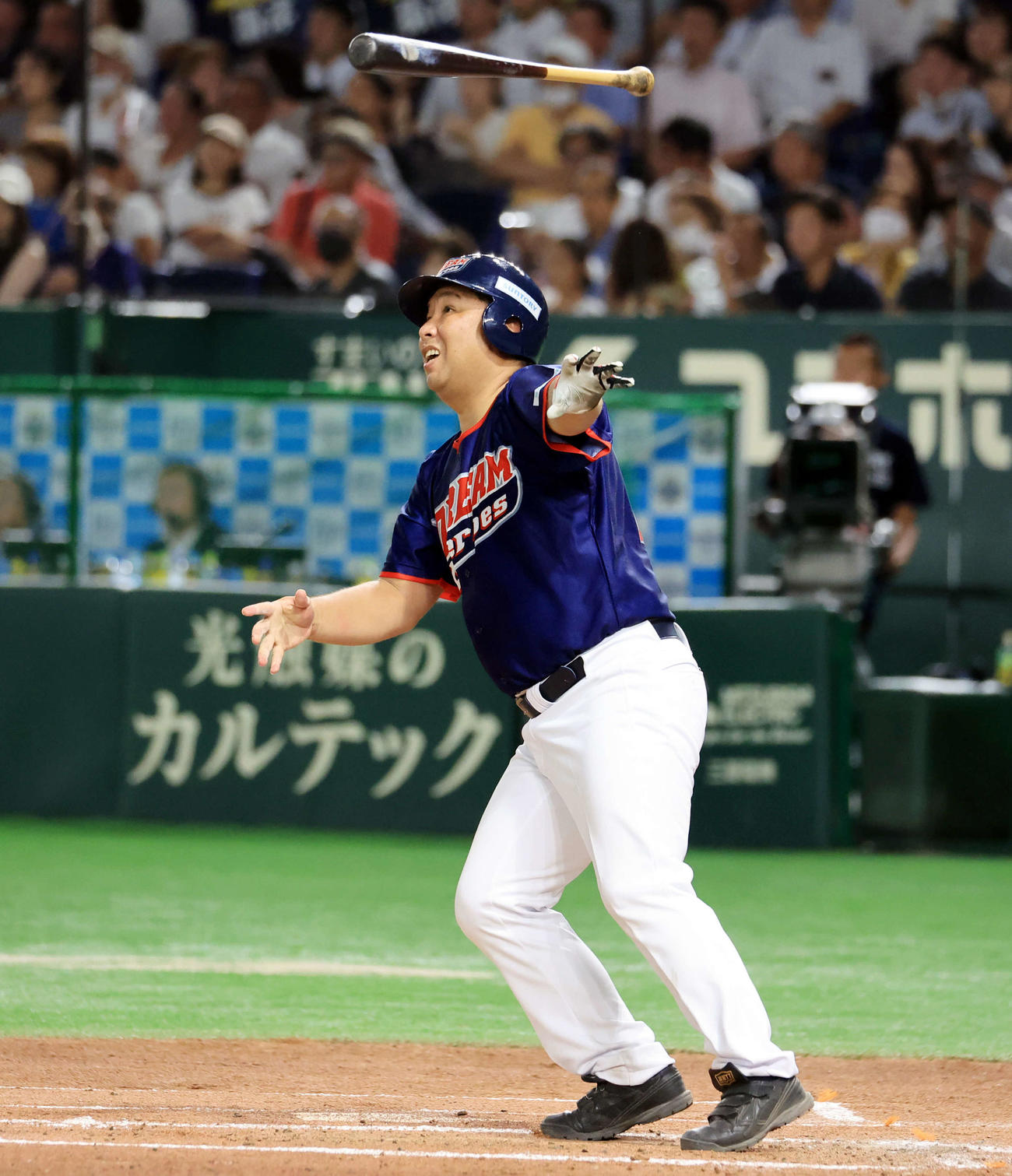 ザ・プレミアム・モルツ球団対ドリーム・ヒーローズ球団　4回表ドリーム・ヒーローズ球団2死、里崎は先制ソロ本塁打を放つ（撮影・浅見桂子）