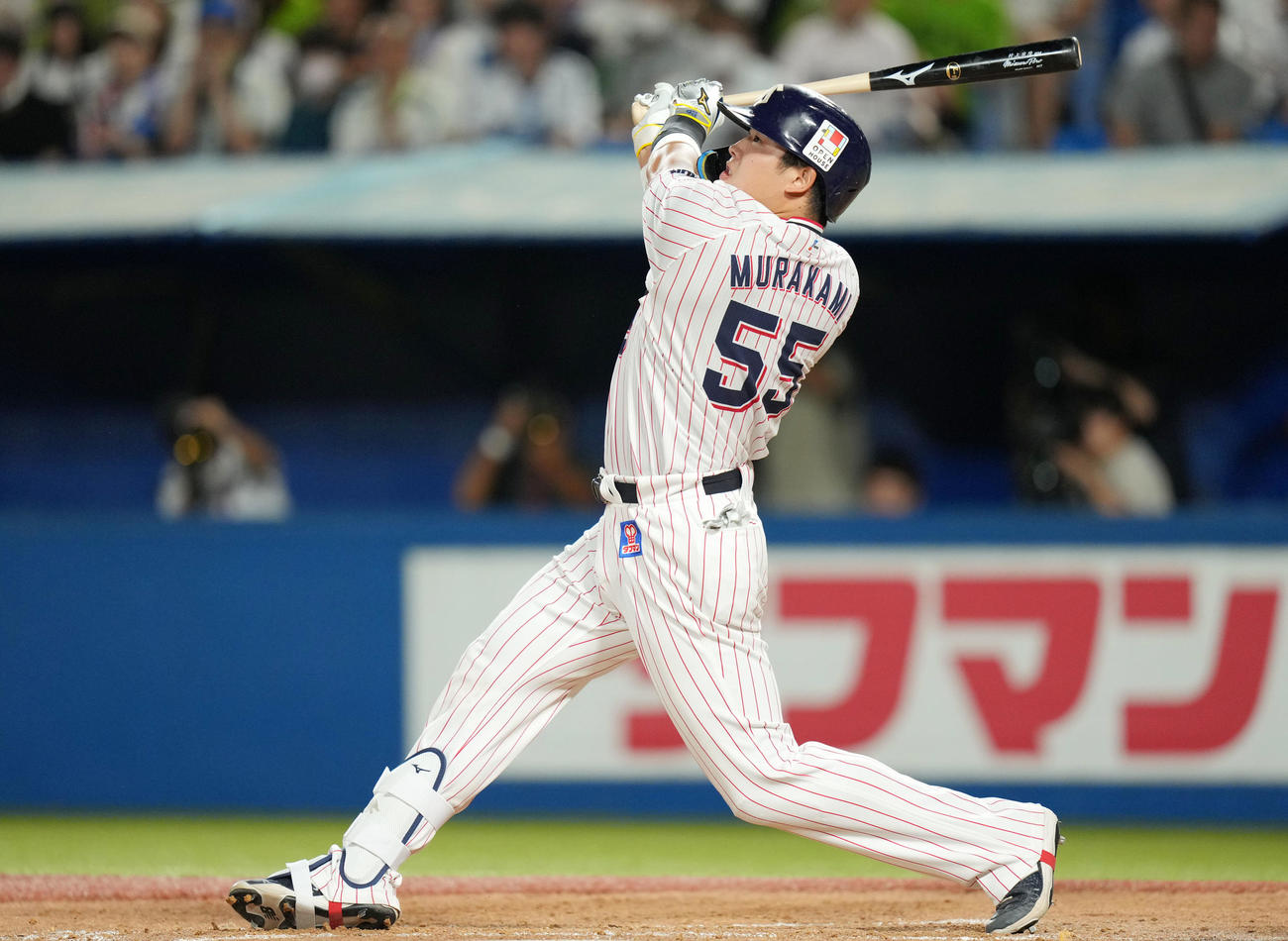 7月29日のDeNA戦で本塁打を放つ村上（撮影・横山健太）