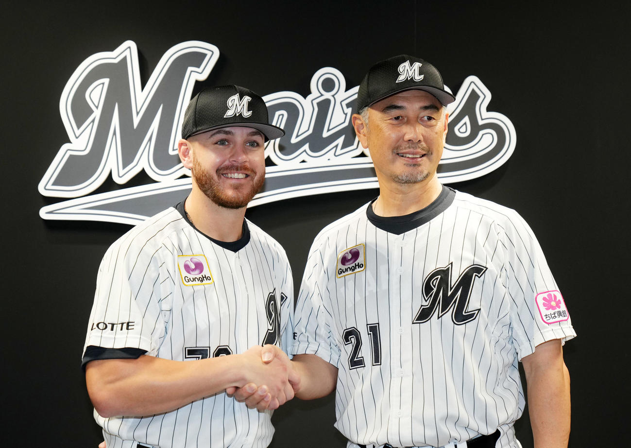 ロッテ対日本ハム　入団会見で握手を交わすロッテのブロッソ－（左）と吉井監督（撮影・横山健太）