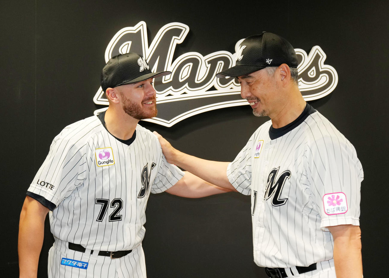 ロッテ対日本ハム　入団会見で言葉を交わすロッテのブロッソ－（左）と吉井監督（撮影・横山健太）