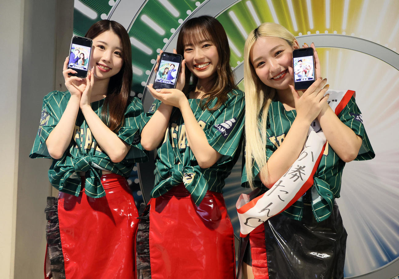 オリックス対楽天　オリックス夏の陣の注目イベント「キングオブコンビARフォトブース」で撮影した写真をスマホに送って披露する左からHIYORI、SARA、SAAYA（撮影・加藤哉）