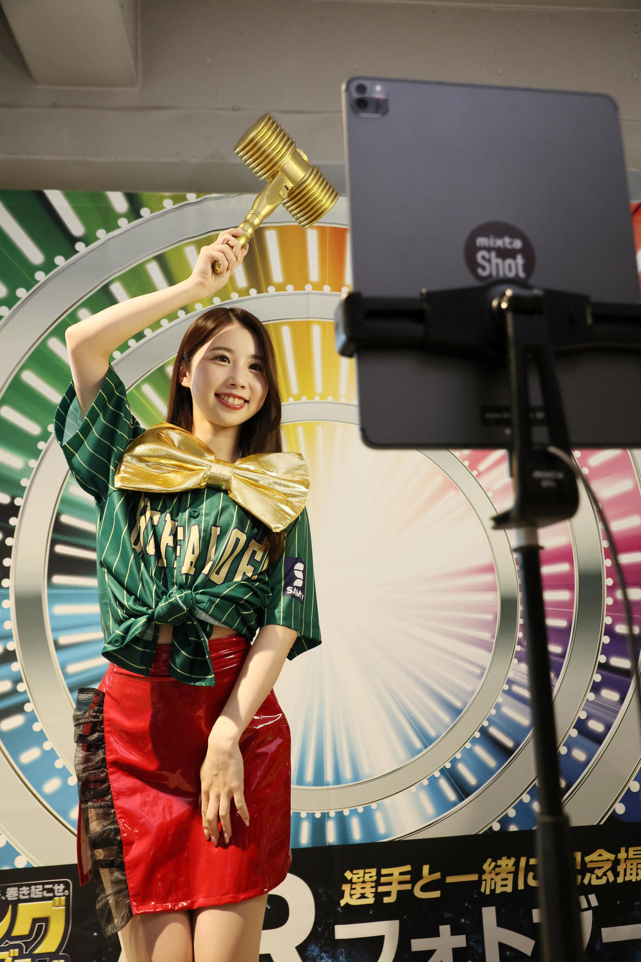 オリックス対楽天　「キングオブコンビARフォトブース」で撮影するHIYORI（撮影・加藤哉）