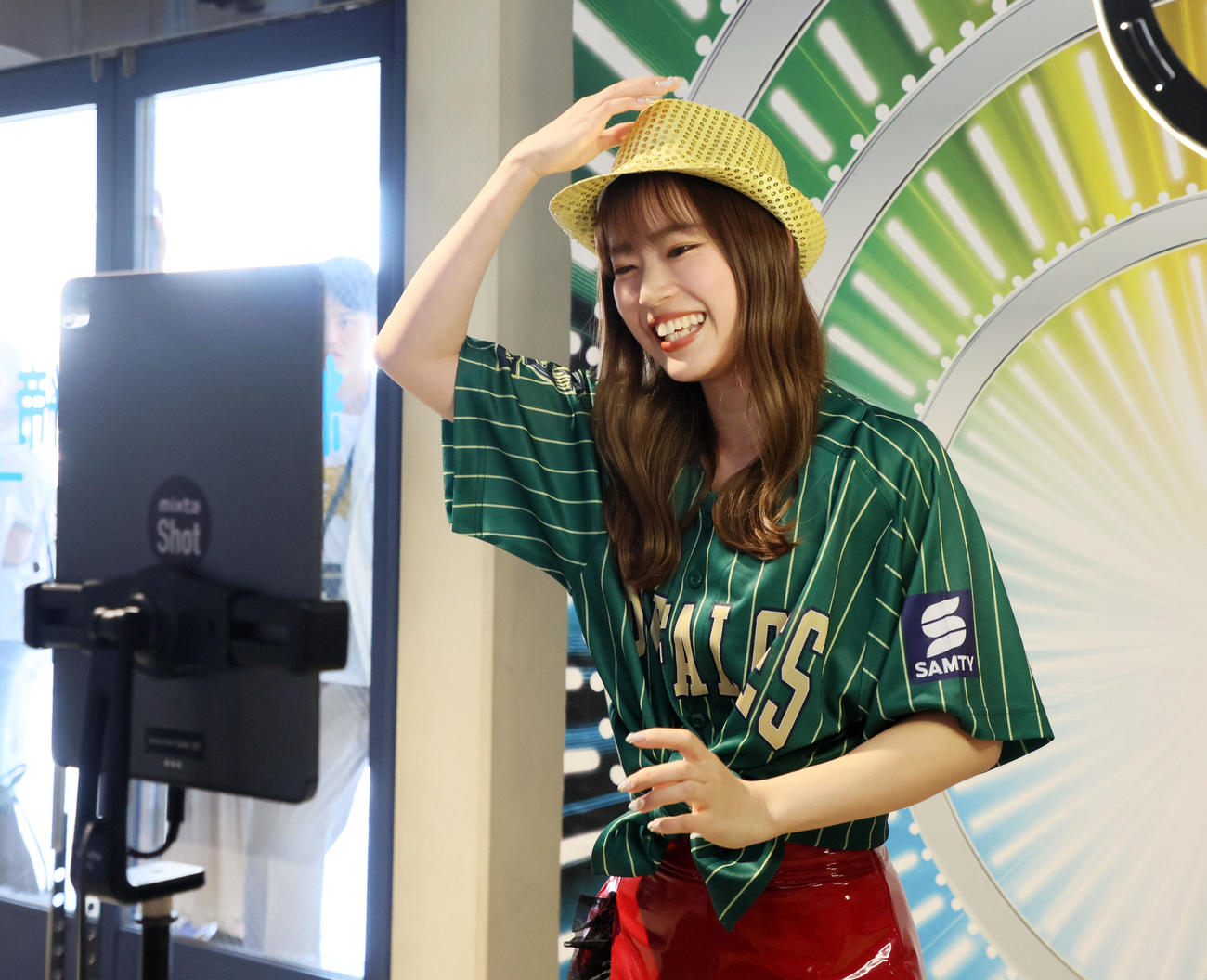 オリックス対楽天　「キングオブコンビARフォトブース」で次に撮影するSARA。帽子触る手が逆？と楽しげ（撮影・加藤哉）