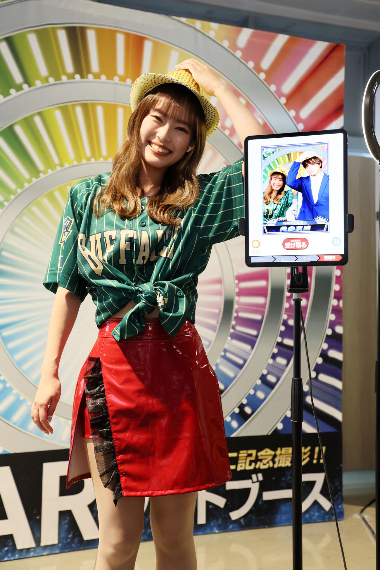 オリックス対楽天　「キングオブコンビARフォトブース」で撮影した写真を披露するSARA（撮影・加藤哉）