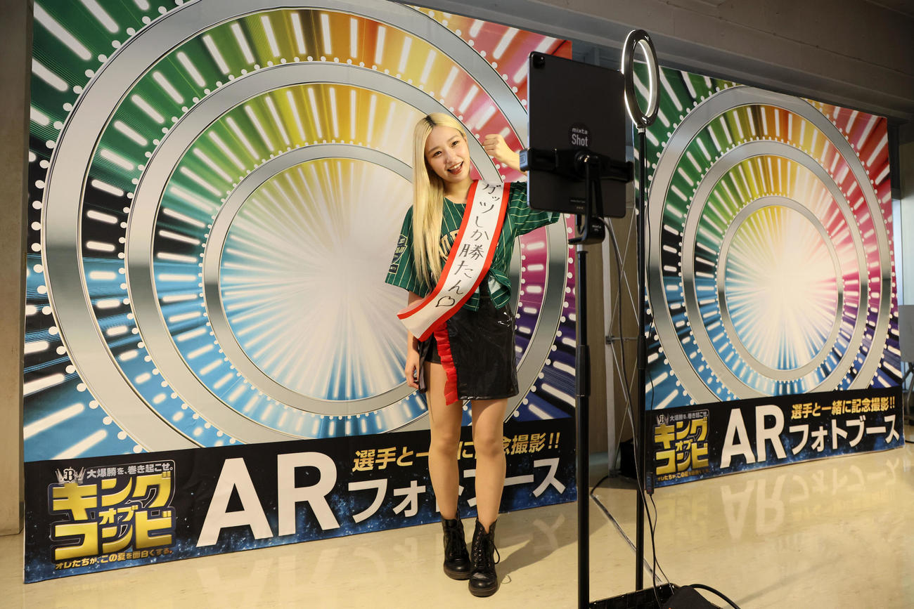 オリックス対楽天　「キングオブコンビARフォトブース」で撮影するSAAYA（撮影・加藤哉）