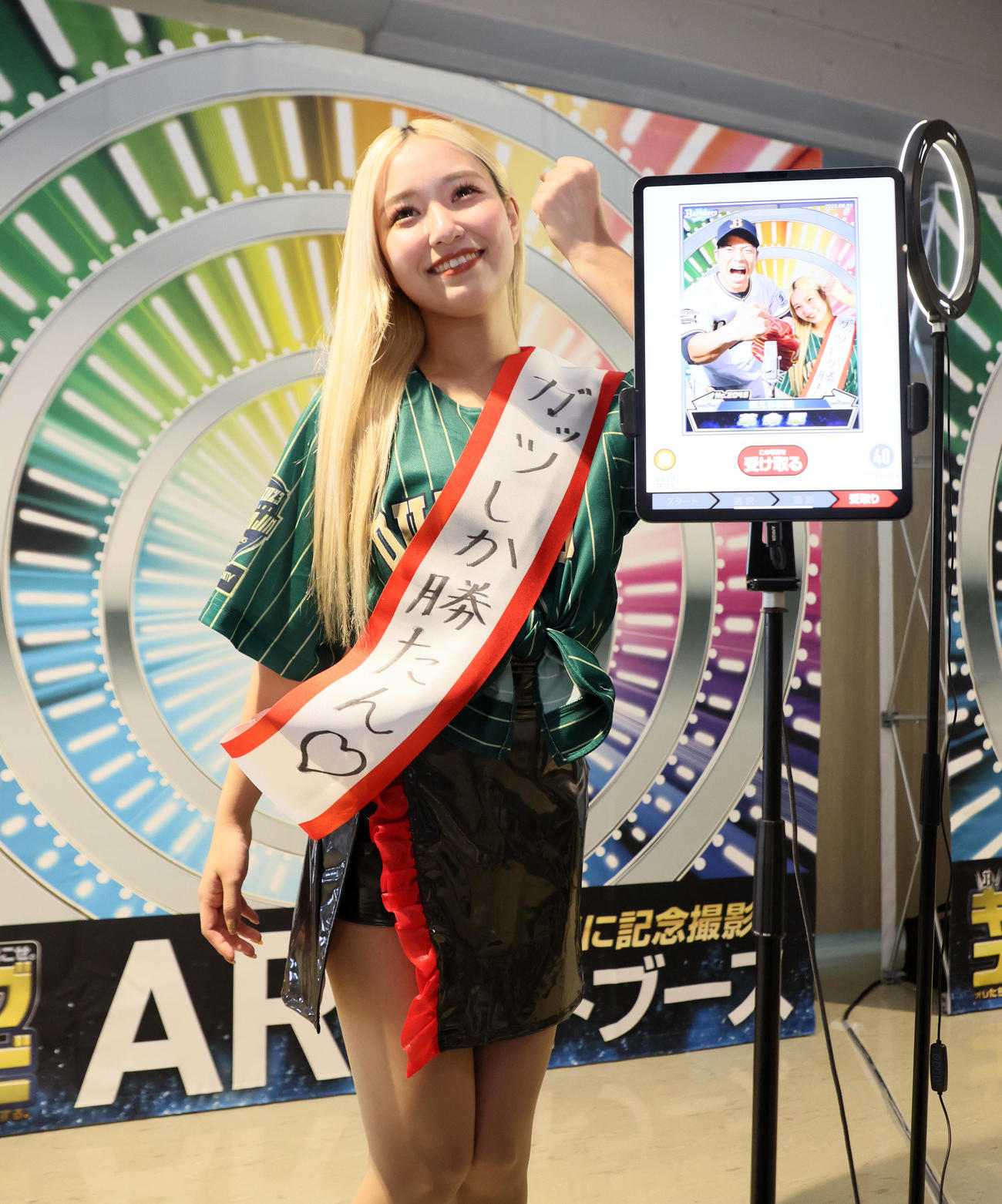オリックス対楽天　「キングオブコンビARフォトブース」で撮影した写真を披露するSAAYA（撮影・加藤哉）