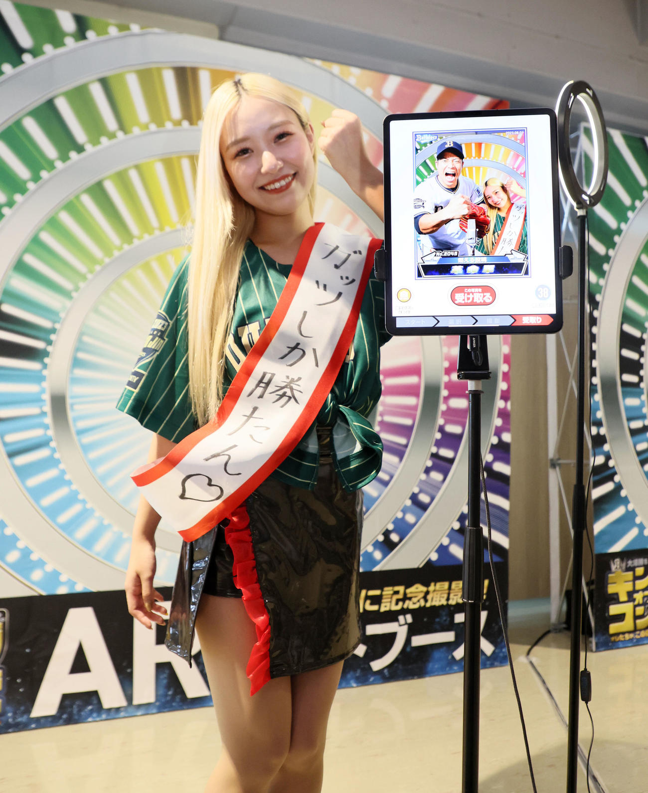 オリックス対楽天　「キングオブコンビARフォトブース」で撮影した写真を披露するSAAYA（撮影・加藤哉）