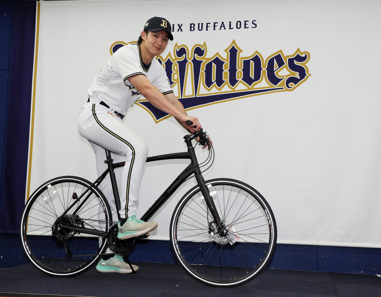 オリックス対楽天　新家工業のCMに出演することになった山崎颯へ自転車が贈呈され笑顔を見せる（撮影・加藤哉）
