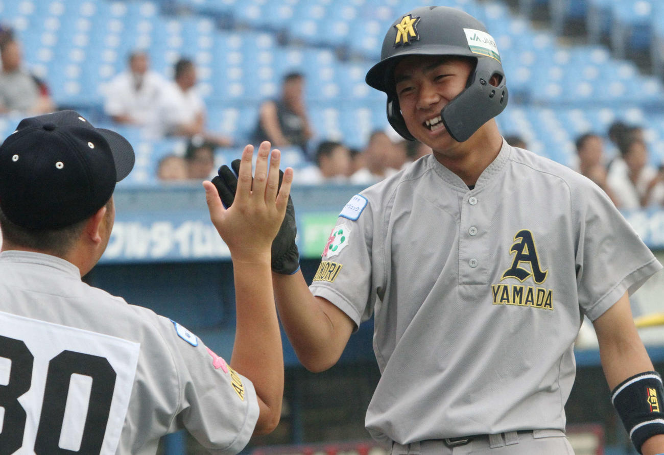 青森山田対愛知西　5回、生還を喜び青森山田・中條監督とハイタッチをかわす青森山田・須藤彪（右）（撮影・木村有優）